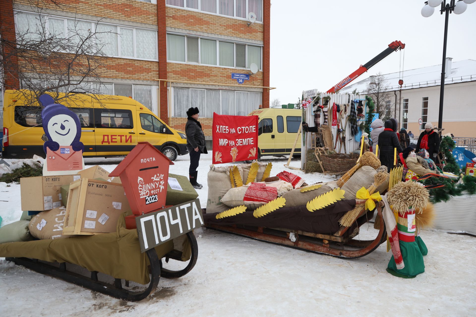 Десятки креативных саней выстроились на центральной площади города