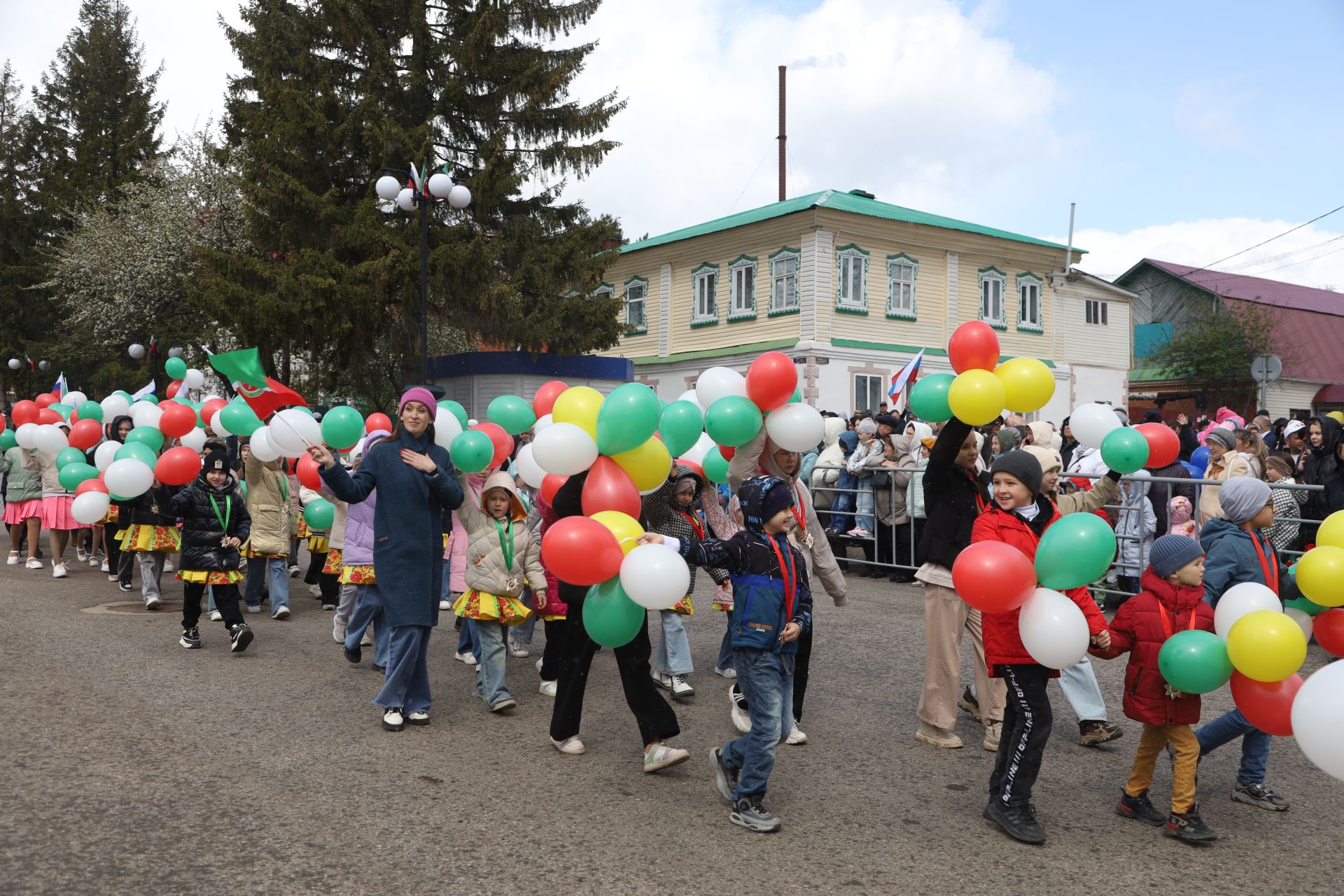 В Мамадыше отпраздновали День Победы-2024: шествие колонн. Часть 2