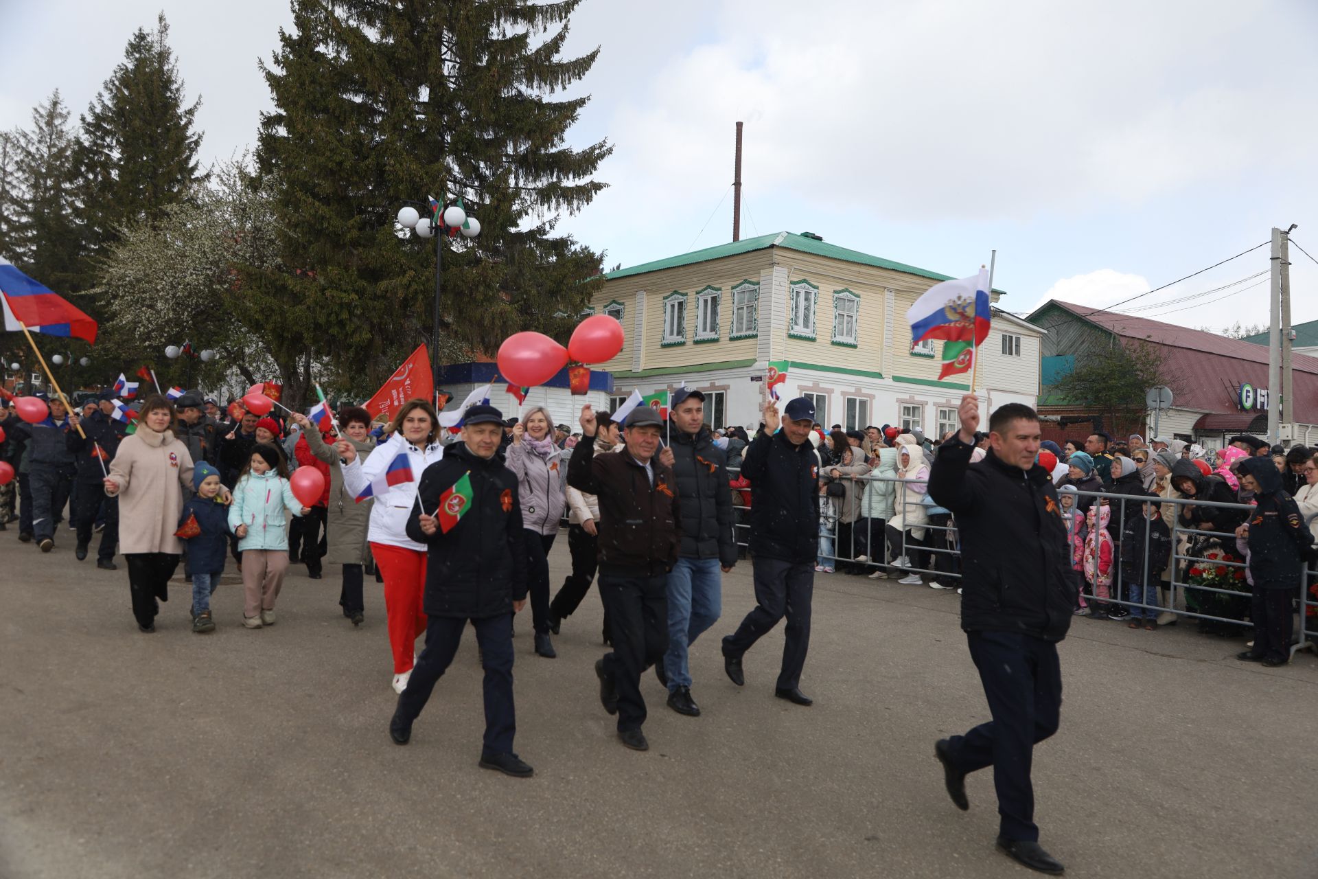 В Мамадыше отпраздновали День Победы-2024: шествие колонн. Часть 2