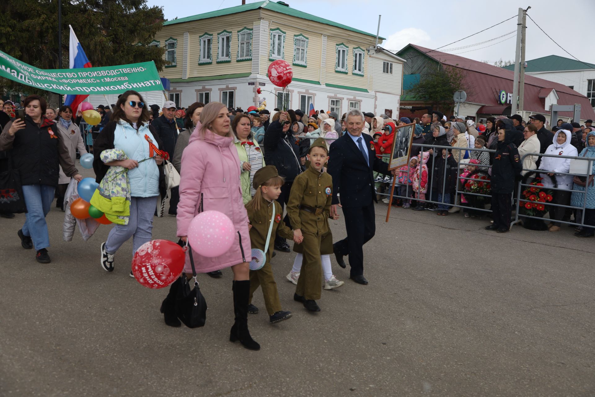 В Мамадыше отпраздновали День Победы-2024: шествие колонн. Часть 2