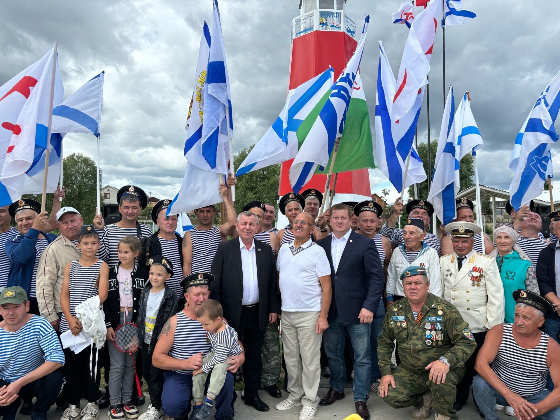 В Мамадыше открыли памятник морякам военно-морского флота, морской и речной флотилии РФ