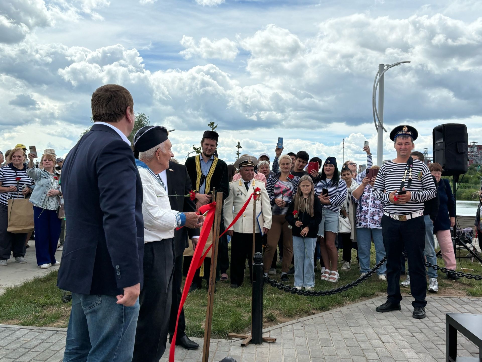 В Мамадыше открыли памятник морякам военно-морского флота, морской и речной флотилии РФ