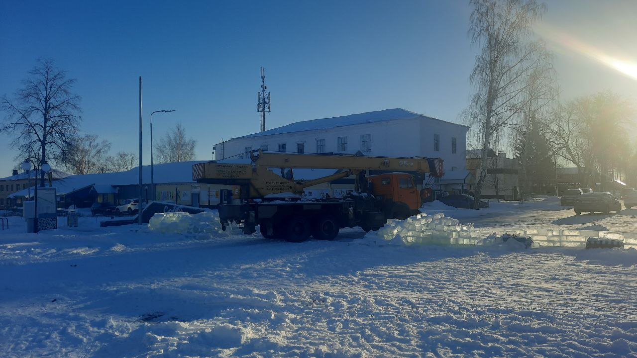 В Мамадыше возводят ледовый городок