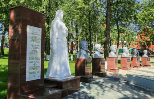 Памятник «Скорбящей матери» («Аналарга мәңгелек дан») Мамадыш