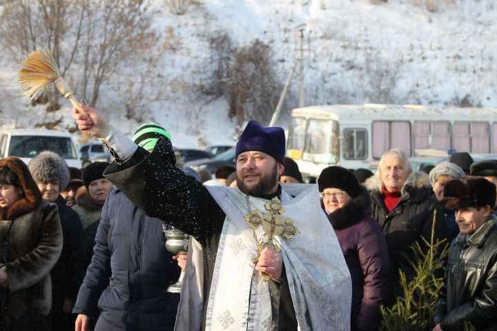 Мамадышцы встретили Крещение и окунулись в прорубь: фоторепортаж