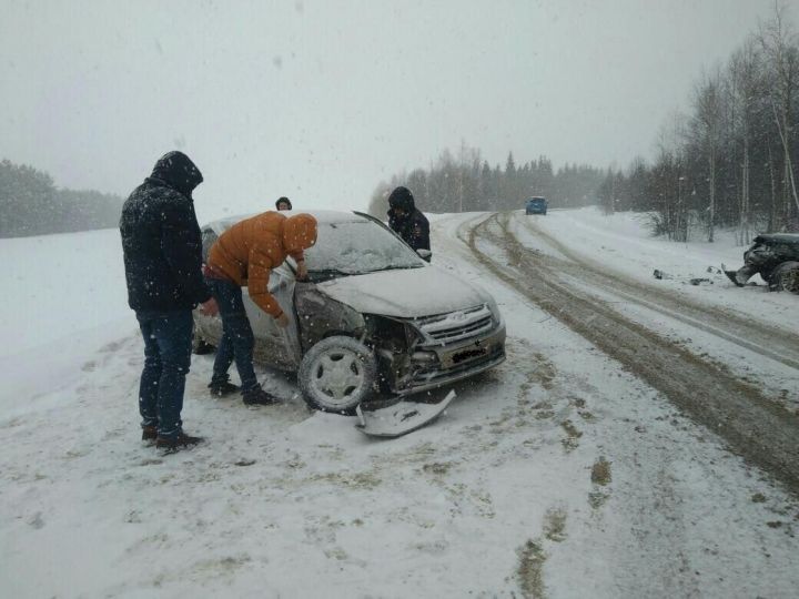 В Мамадыше столкнулись два автомобиля: пассажирка легковушки получила травму