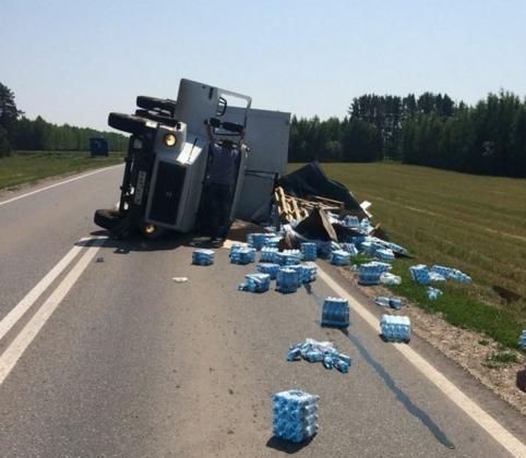 На автодороге Мамадыш-Кукмор опрокинулся грузовой автомобиль