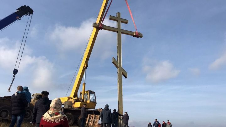 В День Иверской Божией Матери на самой высокой точке села Соколка на Малиновой горе установили Животворящий Крест Господень