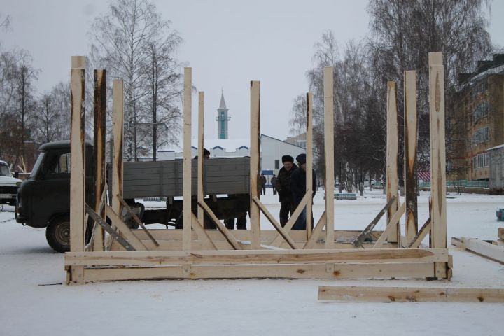 На центральной улице Мамадыша приступили к сооружению ледяной горки