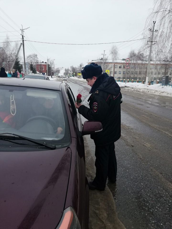 Сотрудники местного отделения ГИБДД подарили мамадышским автоледи цветы в преддверии женского праздника