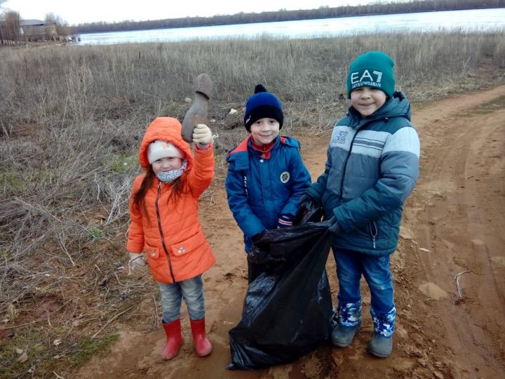 Воспитанники детского сада «Светлячок» вместе с педагогами присоединились к экологической акции «Чистый берег»