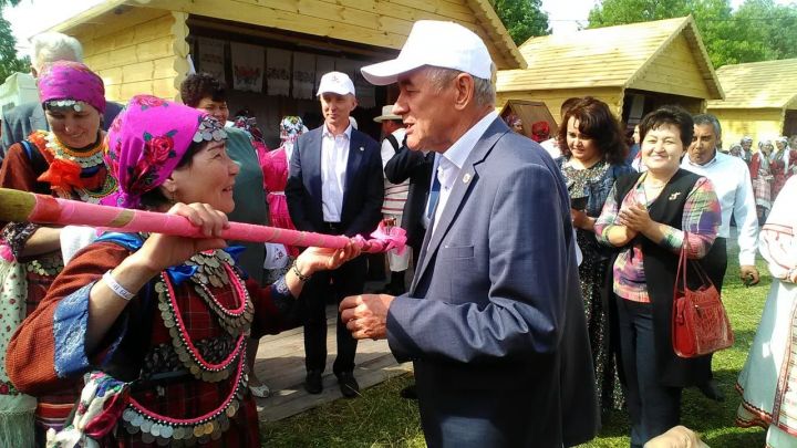 Чем угощали на мамадышском "Гырон Быдтоне": самые смелые испробовали напиток из стопочки