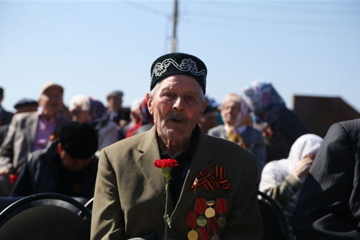 Все ветераны Великой Отечественной войны накануне празднования 75-летия Победы получат по 75 000 рублей, а труженики тыла по 50 000 рублей.