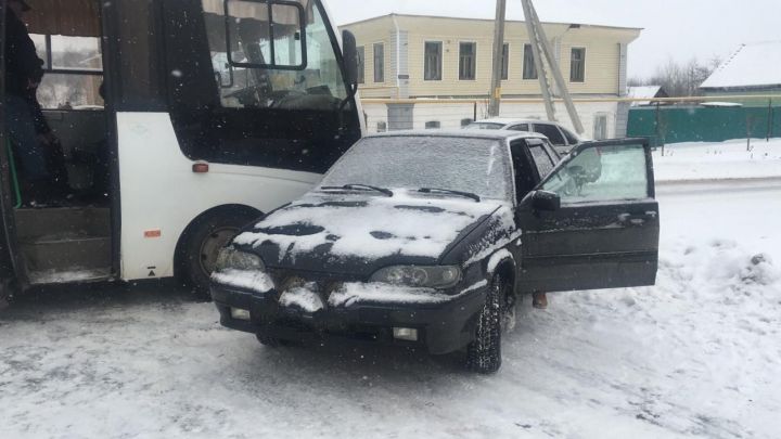 В центре Мамадыша легковушка влетела в пассажирский автобус