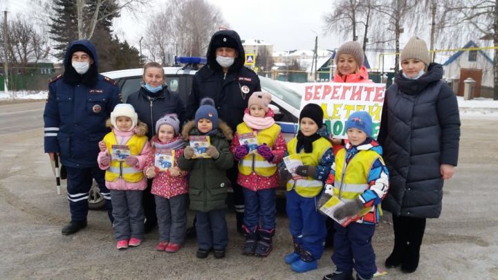 "Беречь детей на дороге" призвали водителей мамадышские дошколята