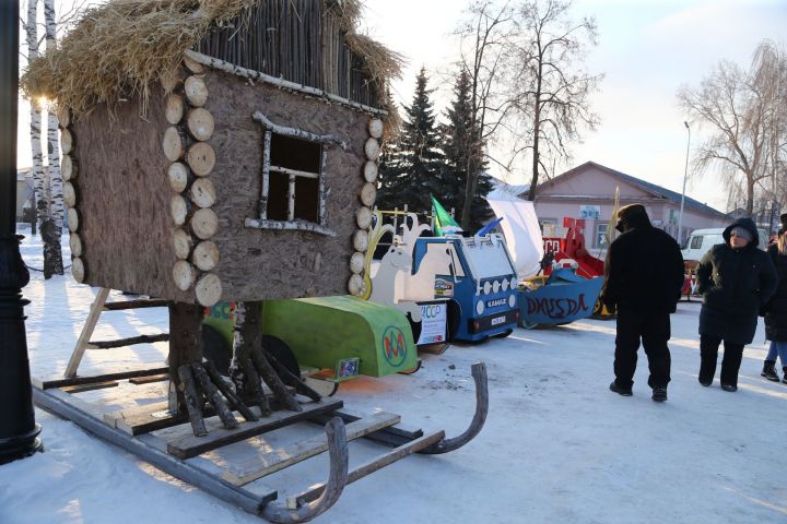 На мамадышский SUNNYФЕСТ прибыла избушка на курьих ножках