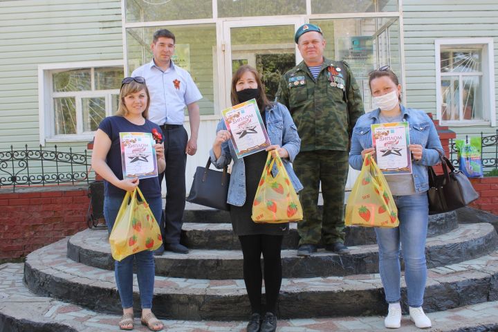 Подарки нашли своих героев: в Мамадыше наградили победителей конкурса "Победа глазами детей"