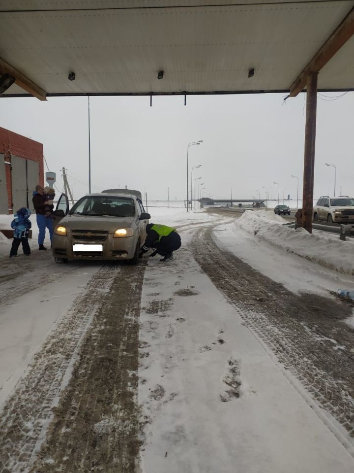 В Татарстане инспекторы ДПС помогли автоледи с детьми, управлявшей автомобилем с неисправностью