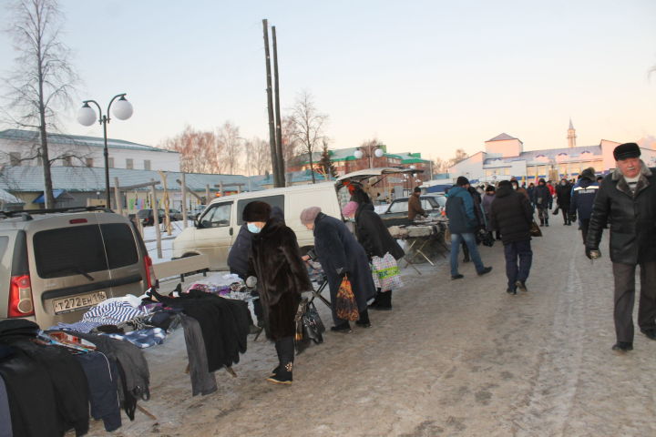 В эти минуты на Центральной площади города Мамадыш идет ярмарка