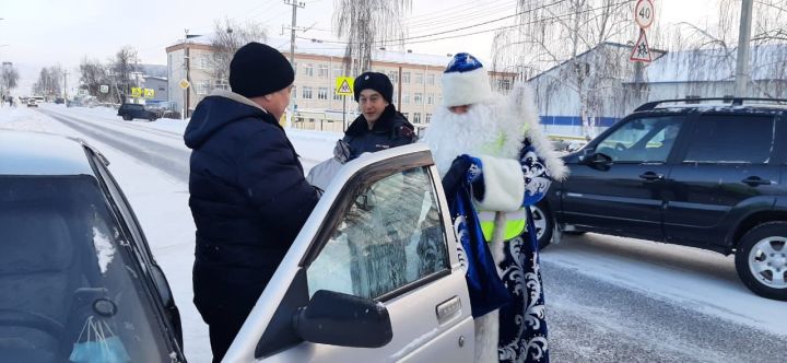 В Мамадыше прошла акция “Полицейский дед Мороз!”