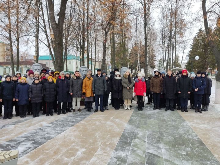 В Мамадыше сегодня почтили память Героев Отечества