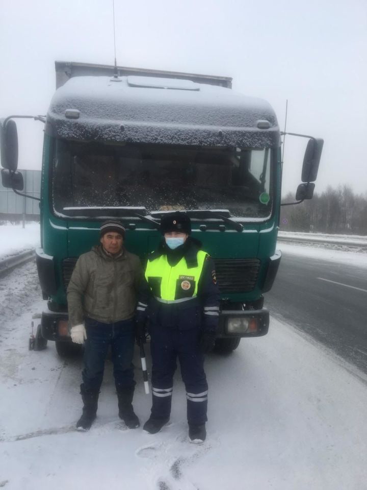 В Татарстане сотрудники ГИБДД помогли замерзавшему на трассе дальнобойщику из Казахстана