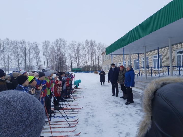 Фиништан – ашханәгә: Мамадышның Олыяз авылында чаңгы бәйрәменә килүчеләрне “пончик”лар белән сыйлаганнар