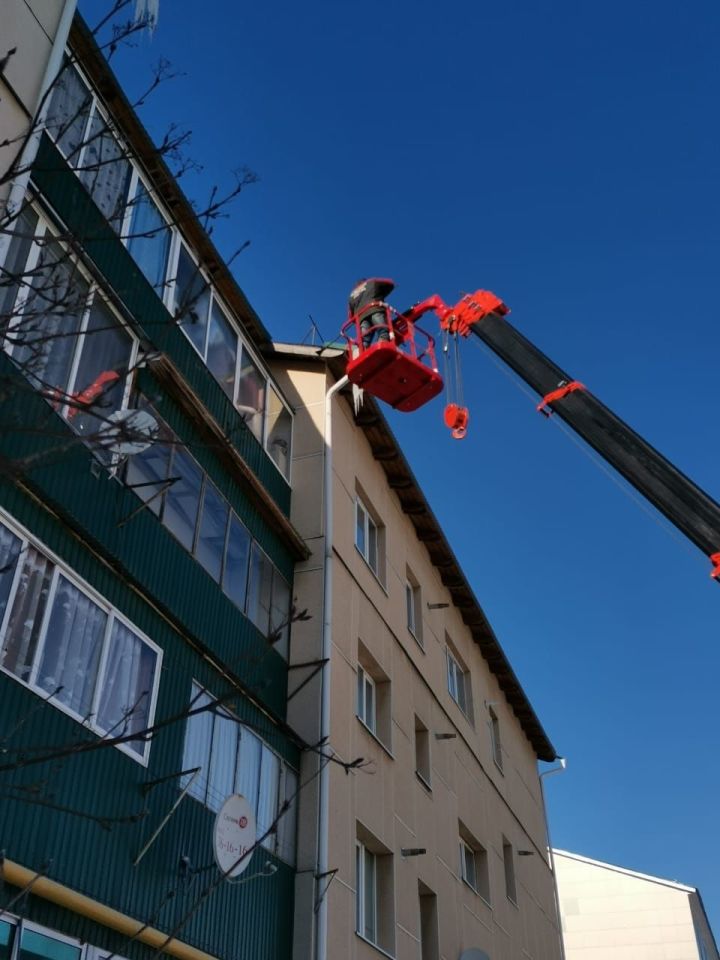 В Мамадыше начали чистить крыши многоквартирных домов от льда