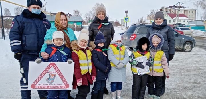 «Весенние каникулы без ДТП»: дошколята Мамадыша совместно с сотрудниками ГИБДД, провели акцию на улицах города