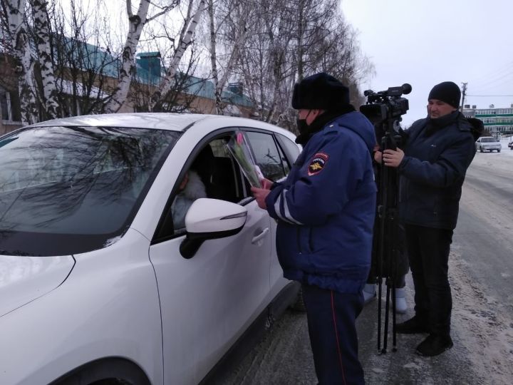 Сотрудники ГИБДД организовали Цветочный патруль на улицах Мамадыша