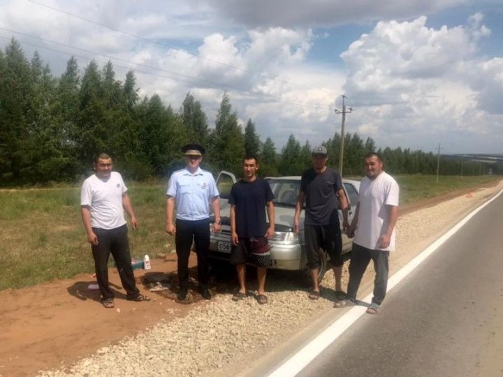 В Агрызе автоинспектор помог водителю из Перми, у которого на трассе сломался автомобиль