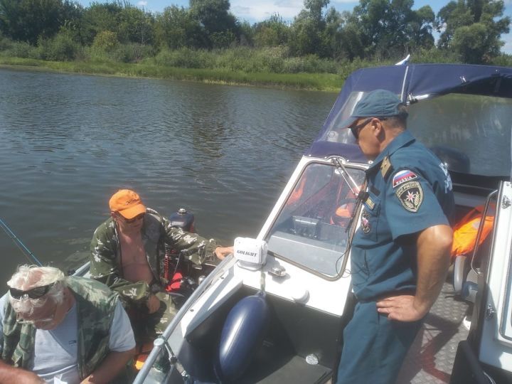 Мамадышцы по-прежнему перевозят своих детей по воде без спасательных жилетов: наложены штрафы