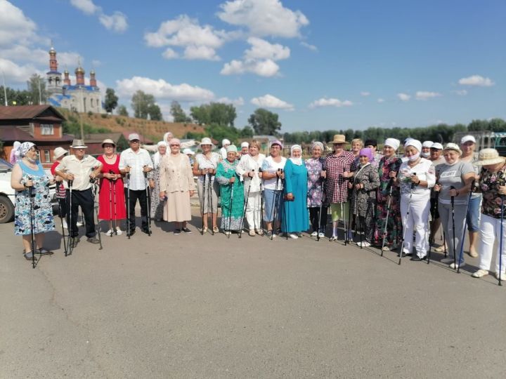 Палками нужно уметь махать правильно: в Мамадыше увеличивается число любителей скандинавкой ходьбы