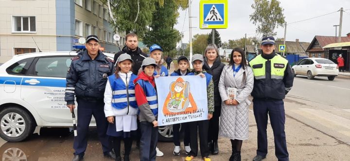 Мамадышские школьники напомнили водителям - "Ребенок - главный пассажир!"