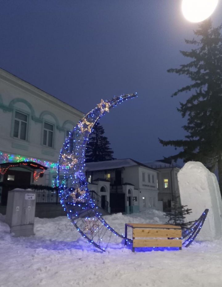 В центре Мамадыша появился светящийся полумесяц