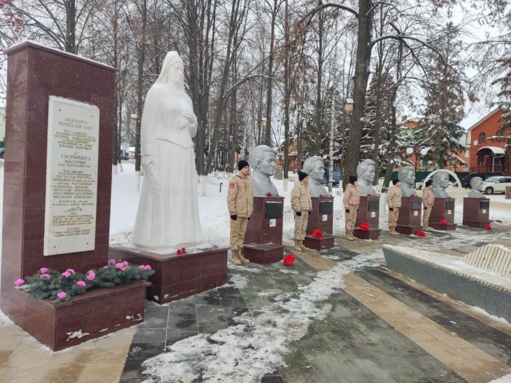 В День героев к мамадышским памятникам возложили венки и алые гвоздики