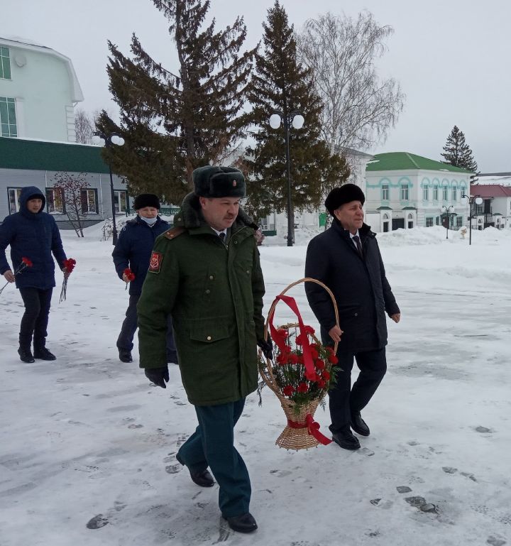 Сегодня в Мамадыше состоялось возложение цветов к обелискам погибших в Великой Отечественной войне