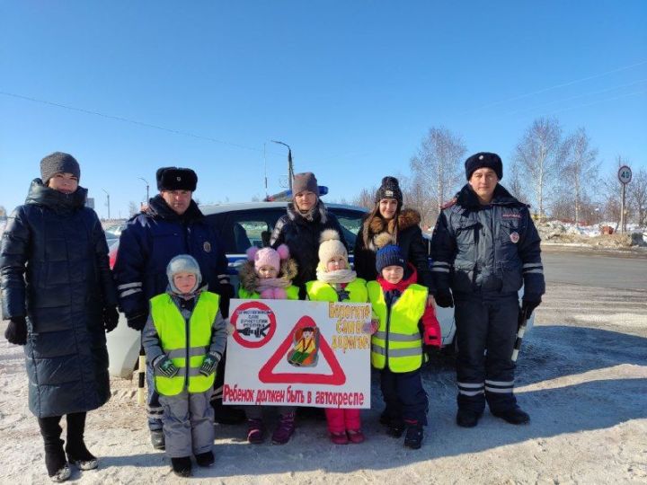 Инспектора ГИБДД Мамадыша и дошколята следят за безопасностью на дорогах