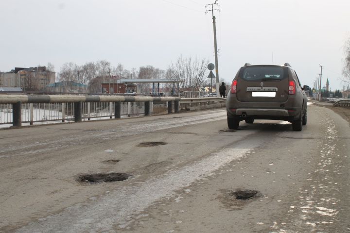 На дорогах Мамадыша начали ямочный ремонт