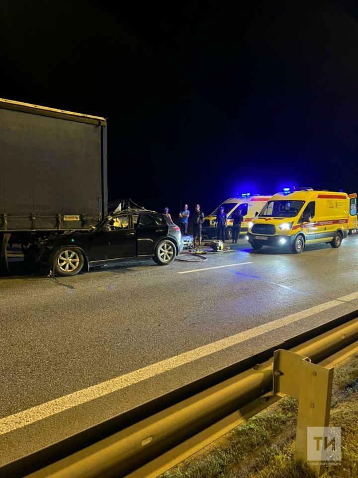 В Татарстане водитель легковушки погиб в ДТП с большегрузом