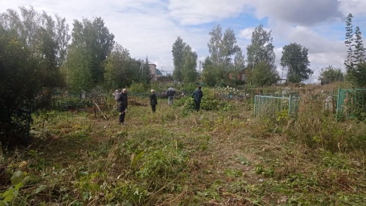 На городских кладбищах Мамадыша прошли массовые субботники