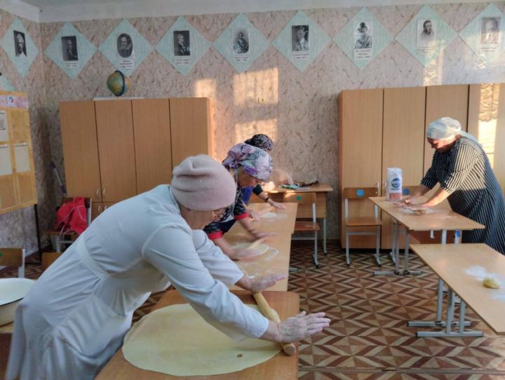 В Большой Шие готовят домашнюю яичную лапшу для отправки участникам СВО