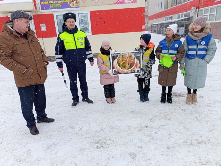 «Безопасность детей в твоих руках»: мамадышские школьники совместно с сотрудниками ГИБДД, провели акцию на улицах города