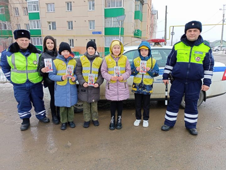 Юные инспекторы движения призвали мамадышских водителей соблюдать ПДД