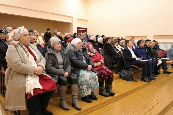 Сельский сход в Дюсьметьево начался с минуты молчания в память о погибшем на СВО Вадиме Иванове