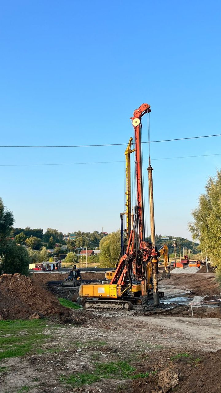 Идет строительство транспортного моста через реку Ошму в районе улицы 18-ой Годовщины Октября