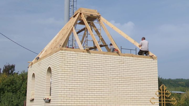 В поселке Пятилетка Мамадышского района идет строительство крыши нового храма