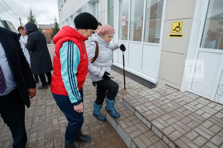 В рамках нацпроекта «Демография» «социальное такси» возит пенсионеров Татарстана на диспансеризацию